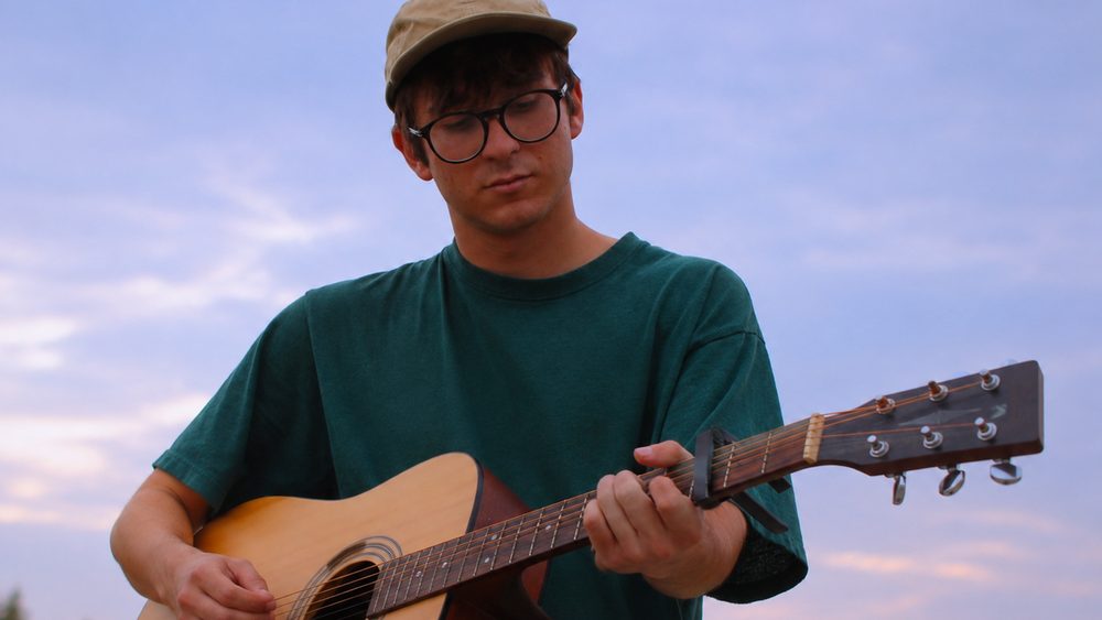 Thomas Avveduto con la chitarra